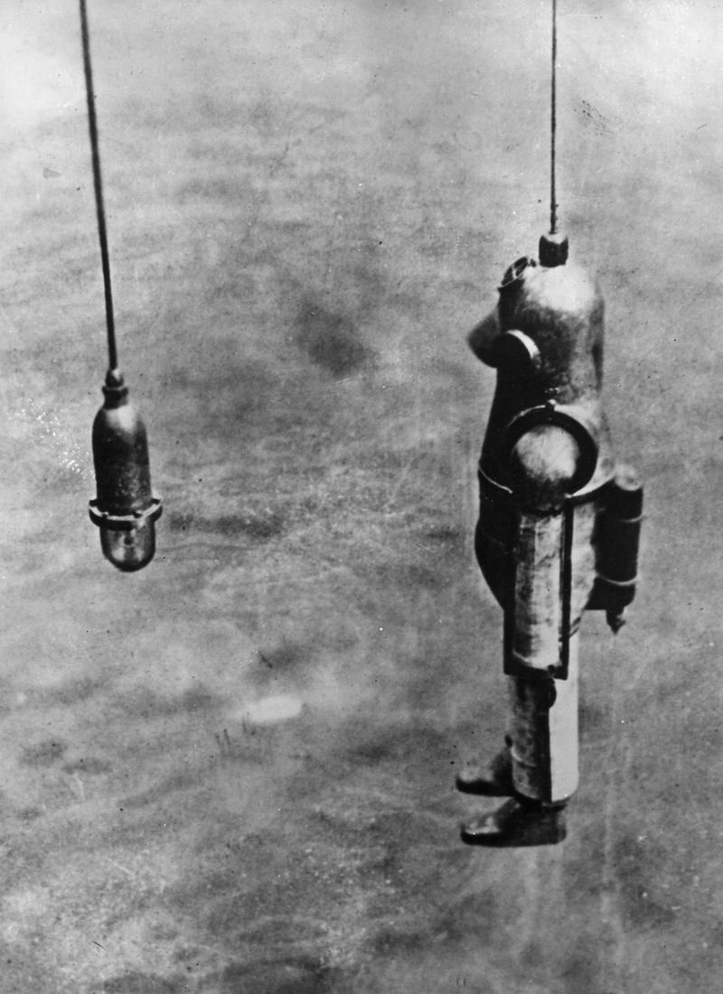Illustration for article titled The Strange and Wonderful History of Diving Suits, From 1715 to Today
